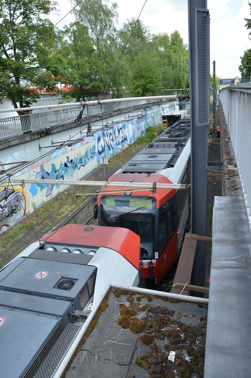 Unfall zwischen zwei KVB Bahnen Koeln Hoehenhaus Im Weidenbruch P184.JPG